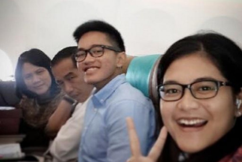 Kaesang Pangarep foto bareng bersama keluarga tercinta di dalam pesawat