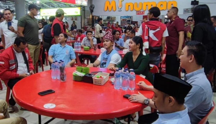 Kaesang Pangarep saat menonton bersama debat Pilpres ketiga di Pekanbaru.