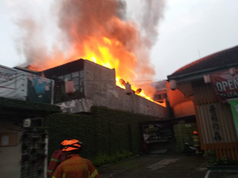 Kafe dan Resto Chinnok di Jalan Riau Martadinata, Kota Bandung ludes terbakar api dini hari tadi sekitar pukul 05.45 Wib, Senin (19/4). Tidak terdapat korban jiwa dalam peristiwa tersebut namun kebakaran hampir melahap Hotel Riau yang berada di sebelahnya. 