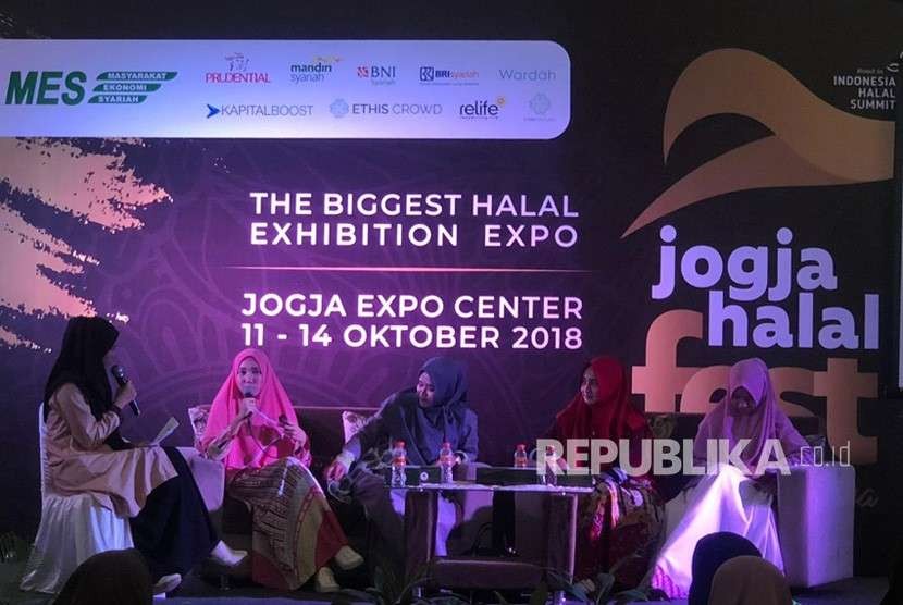 Kafeela yakni kumpulan empat designer muda Yogyakarta pecinta batik hadir dalam talkshow Jogja Halal Festival 2018.
