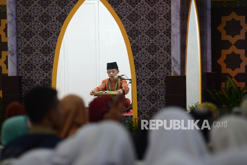 Kafilah membacakan ayat suci Al Quran saat menjalani sesi final lomba tartil Al Quran dalam rangkaian MTQ Nasional ke XXVI yang diadakan di Aula Rinjani Gedung BKD, Kota Mataram, Nusa Tenggara Barat, Jumat (5/8).