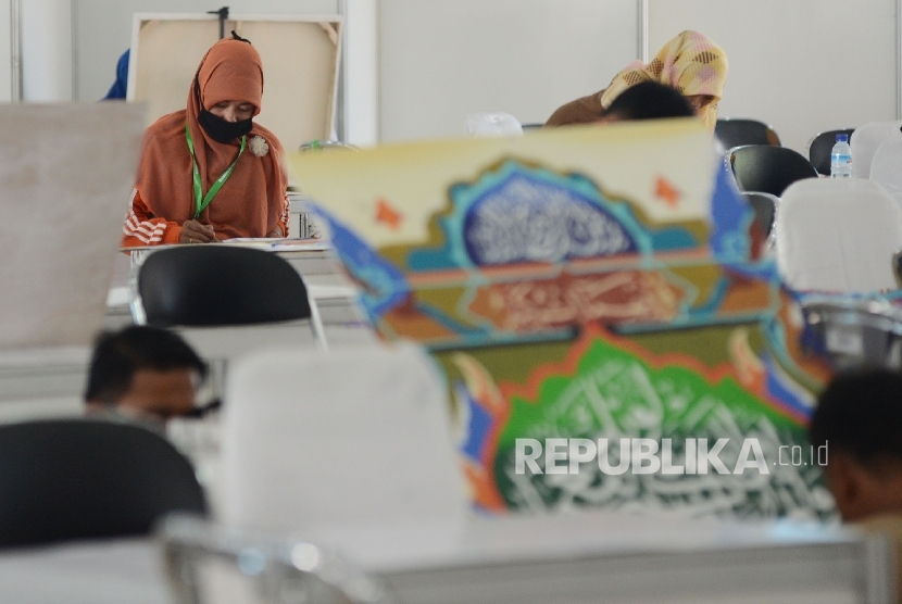 Kafilah menjalani lomba kaligrafi dan dekorasi yang merupakan rangkaian MTQ Nasional ke XXVI di Gedung Graha Bhakti Praja Kota Mataram, Nusa Tenggara Barat, Senin (1/8). (Republika/Raisan Al Farisi)
