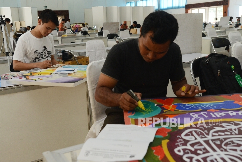 Kafilah menjalani lomba kaligrafi dan dekorasi yang merupakan rangkaian MTQ Nasional ke XXVI di Gedung Graha Bhakti Praja Kota Mataram, Nusa Tenggara Barat, Senin (1/8).(Republika/Raisan Al Farisi)