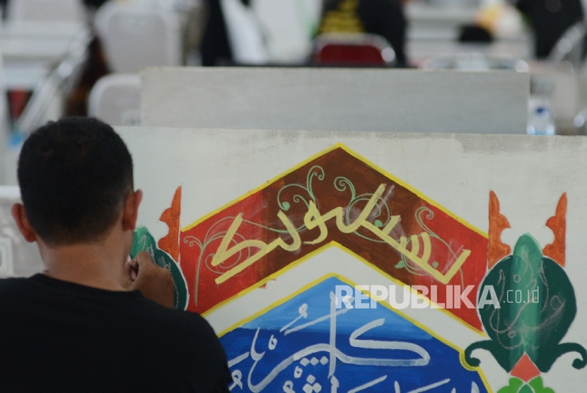 Kafilah menjalani lomba kaligrafi dan dekorasi yang merupakan rangkaian MTQ Nasional ke XXVI di Gedung Graha Bhakti Praja Kota Mataram, Nusa Tenggara Barat, Senin (1/8).(Republika/Raisan Al Farisi)
