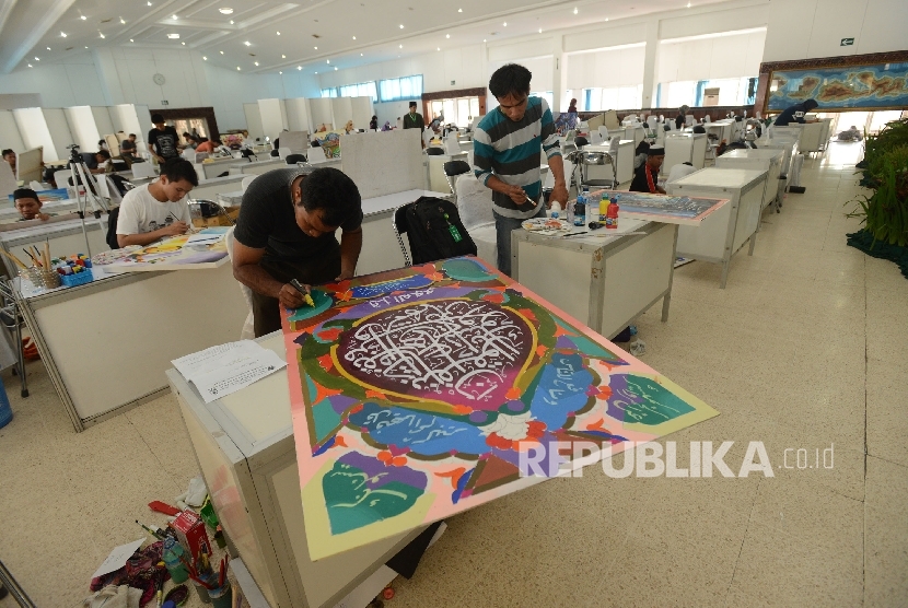 Kafilah menjalani lomba kaligrafi dan dekorasi yang merupakan rangkaian MTQ Nasional ke XXVI di Gedung Graha Bhakti Praja Kota Mataram, Nusa Tenggara Barat, Senin (1/8)