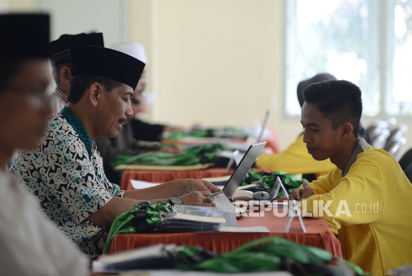 Kafilah MTQ Nasional XXVI dari Provinsi Kalimantan Tengah melakukan pendaftaran ulang di Asrama Haji Provinsi Nusa Tenggara Barat, Kamis (28/7).  (Republika/Raisan Al Farisi)