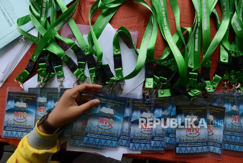 Kafilah MTQ Nasional XXVI dari Provinsi Kalimantan Tengah mengambil kartu peserta saat melakukan pendaftaran ulang di Asrama Haji Provinsi Nusa Tenggara Barat, Kamis (28/7). (Republika/Raisan Al Farisi)