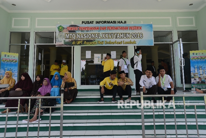 Kafilah MTQ Nasional XXVI dari Provinsi Kalimantan Tengah menunggu untuk mengambil kartu peserta saat melakukan pendaftaran ulang di Asrama Haji Provinsi Nusa Tenggara Barat, Kamis (28/7)