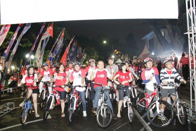 KAGUM Hotel: Seluruh peserta Night Charity Bike 2 di garis start. 