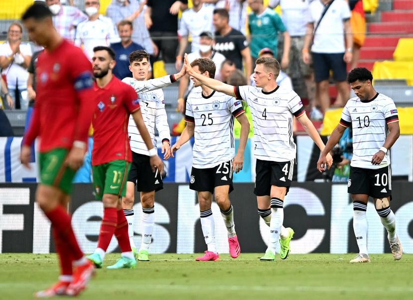 Kai Havertz (ketiga kiri) dari Jerman merayakan gol penyeimbang timnya 1-1 yang berasal dari bunuh diri bek Portugal, Ruben Dias, dalam pertandingan Grup F Euro 2020.