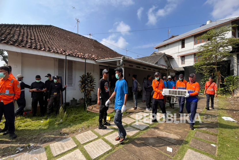 KAI mengeksekusi penertiban terhadap satu rumah PJKA 13 di kawasan Tegal Lempuyangan, Kelurahan Bausasran, Kecamatan Danurejan, Kota Yogyakarta, Selasa (8/7/2025). 