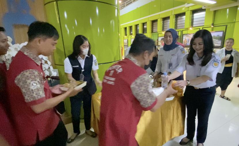 KAI Services menggelar kegiatan Buka Bersama Porter di Stasiun Gambir, Jumat, (5/4/2024). 