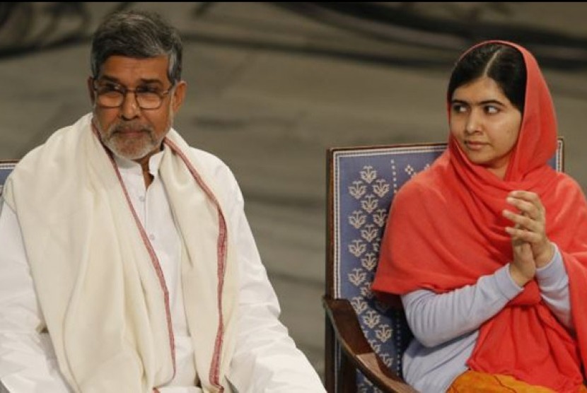 Kailash Satyarthi (kiri) dan Malala Yousafzai pada upacara di Oslo, Norwegia hari Rabu (10/12).