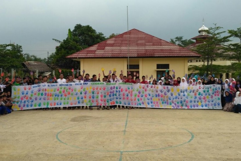 Kain berisi cap tanda tangan dari para siswa SMP Cendekia Baznas untuk anak-anak Muslim Rohingya.