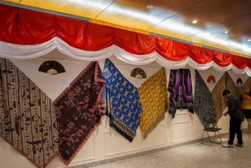 Kain-kain Batik asal Indonesia dipamerkan di Perth dan Adelaide sebelumnya untuk lebih mempromosikan budaya Indonesia