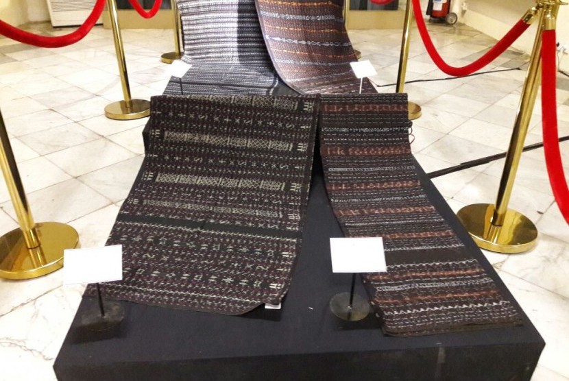 Kain tenun Ende yang dipamerkan di Museum Tekstil, Jakarta  