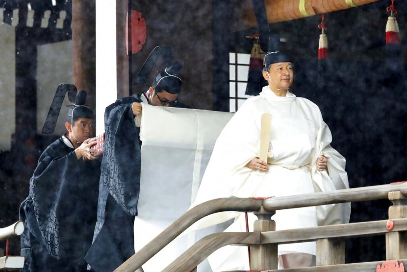 Kaisar baru Jepang Naruhito dalam pakaian putih memulai prosesi penobatan