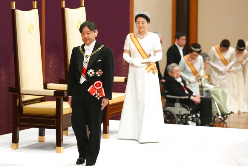 Kaisar baru Jepang, Naruhito dengan ditemani Permaisuri Masako saat upacara naik takhta di Imperial Palace di Tokyo, Rabu (1/5).