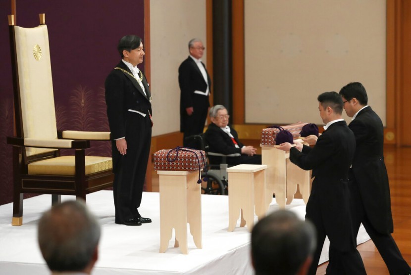 Kaisar baru Jepang, Naruhito menerima tanda kekaisaran berupa pedang dan perhiasan sebagai bukti suksesi dalam upacara di Imperial Palace di Tokyo, Rabu (1/5).