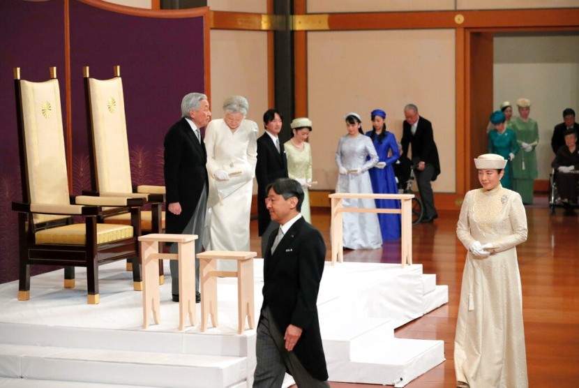 Kaisar Jepang Akihito (kiri) bersama Permaisuri Michiko (kedua dari kiri) dan putranya Pangeran Naruhito (kedua dari kanan) beserta istri Putri Mahkota Masako (kanan) tiba untuk upacara turun takhta di Imperial Palace, Tokyo, Selasa (30/4).