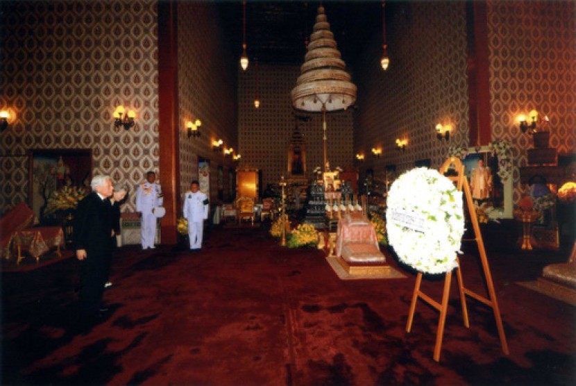Kaisar Jepang Akihito (kiri) dan Permaisuri Michiko memberi penghormatan pada mendiang Raja Bhumibol Adulyadej di Bangkok, Thailand, Ahad (5/3).