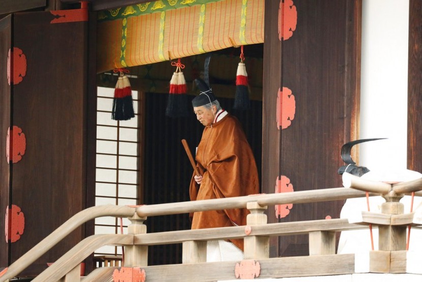 Kaisar Jepang Akihito setelah menyelesaikan ritual turun takhta setelah tiga dekade berkuasa di Istana Kekaisaran di Tokyo, Selasa (30/4).