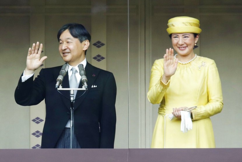 Kaisar Jepang Naruhito dan Permaisuri Masako menyapa masyarakat Jepang untuk pertama kali dari balkon di Imperial Palace, Tokyo, Sabtu (4/5).