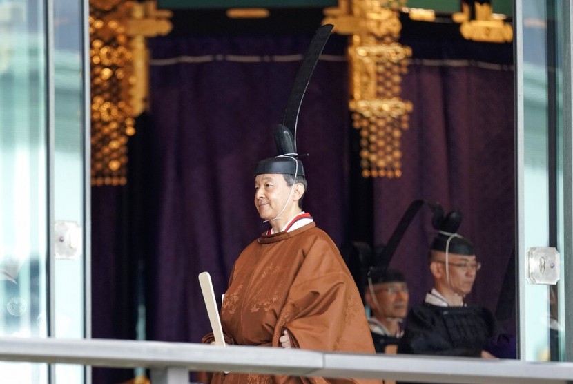 Kaisar Naruhito meninggalkan aula setelah upacara penobatan di Imperial Palace di Tokyo, Selasa (22/10). 