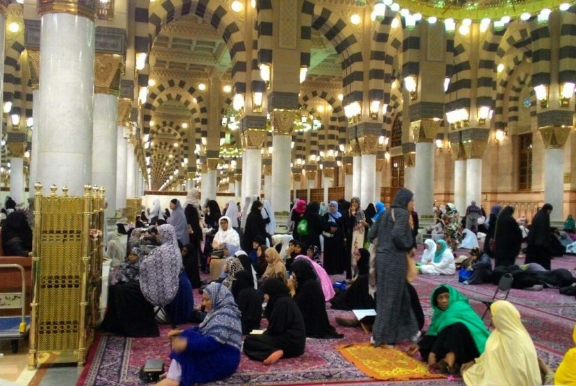 Kajian agama di dalam Masjid Nabawi yang digelar usai shalat Subuh