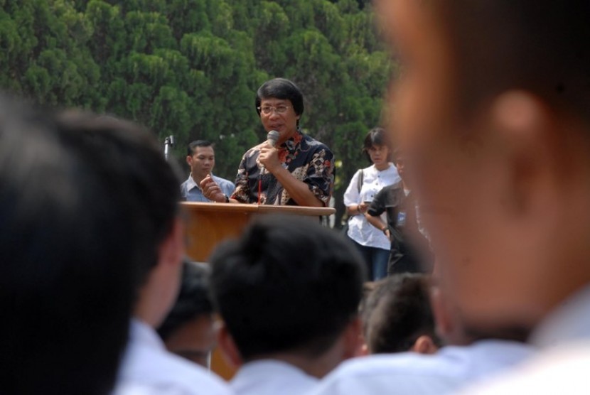 Kak Seto saat memperingati tujuh hari meninggalnya siswa SMA 6 Alawy Yusianto Putra di SMA 70, Jakarta Selatan, Senin, (1/10). Acara tersebut sebagai komitmen untuk menghentikan perselisihan antara pelajar SMAN 6 dan SMAN 70 pasca tewasnya Alawy. 