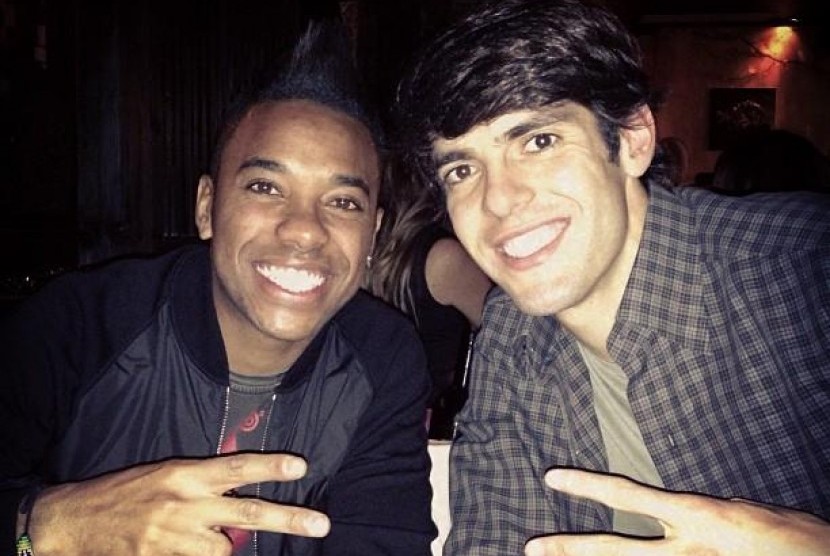 Kaka (kanan) bersama Robinho (kiri) di Milan.