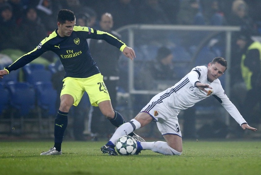 Kakak beradik, Granit dan Taulat Xhaka (kanan) bertanding pada laga Liga Champions antara Arsenal dan FC Basel di St Jakob-Park, Rabu (7/12) dini hari WIB. Arsenal menang 4-1 pada laga ini.