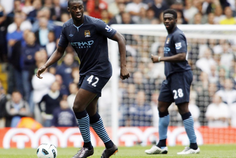 Kakak-beradik, Kolo (kanan) dan Yaya Toure saat keduanya masih membela Manchester City pada 2010.