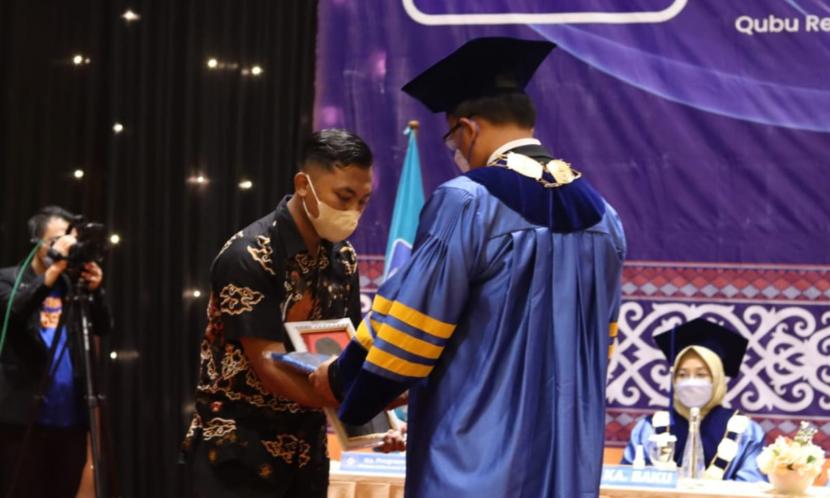 Kakak dari Alvin bernama Deri menggantikan adiknya melaksanakan prosesi pemindahan tali toga yang sakral pada prosesi wisuda Universitas BSI kampus Pontianak sebagai kampus digital kreatif ke-14, di Qubu Resort, Pontianak, Kalimantan Barat, pada Selasa (20/12/2022).