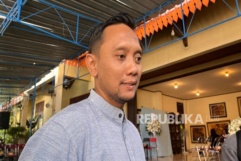 Kakak Ipar Almarhum, Meta Bagus saat memberikan keterangan kepada wartawan di lokasi kediaman Arya Daru Pangayunan, Rabu (9/7/2025).
