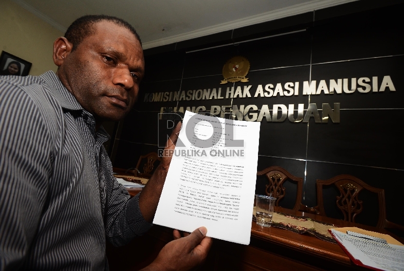 Kakak kandung dari korban penembakan Tolikara Jimmy Wanimbo menunjukan laporan pelanggaran HAM di Ruang pengaduan Komnas HAM, Jakarta, Rabu (16/9). 