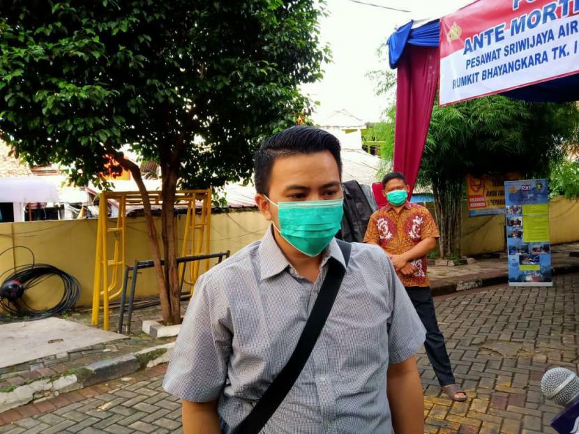 Kakak kandung Kopilot Pesawat Sriwijaya Air SJ 182, Chris Mamahit usai memberikan data-data adiknya di Posko Ante Mortem-DVI Rumah Sakit Polri, Kramat Jati, Jakarta Timur, Ahad (10/1).