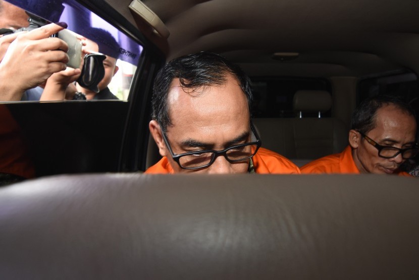 Kakanwil Kemenag Jawa Timur Haris Hasanuddin (kiri) dan Kepala Kantor Kemenag Kabupaten Gresik Muhammad Muafaq Wirahadi (tengah) mengenakan rompi tahanan usai diperiksa pasca OTT di gedung KPK, Jakarta, Sabtu (16/3/2019). 