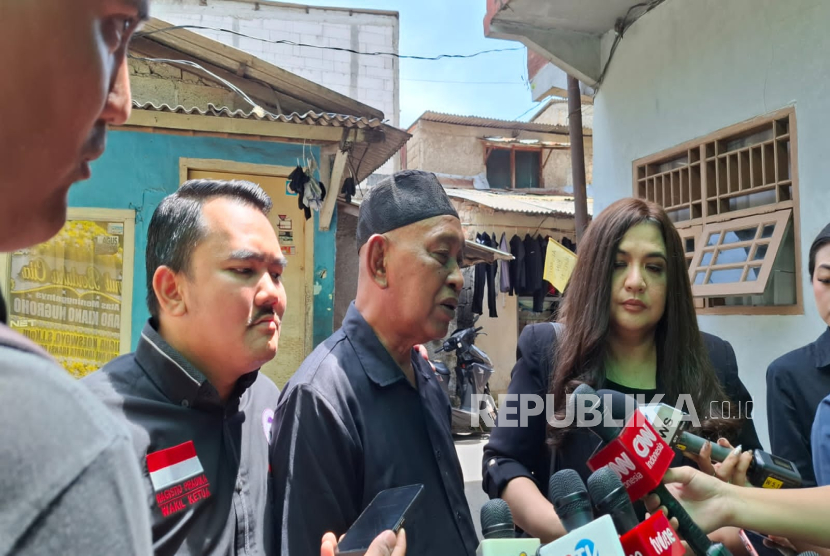 Kakek Alvaro Kiano Nugroho, Tugimin (71), memberikan keterangan di rumah duka, Bintaro, Pesanggrahan, Jakarta Selatan, Senin (24/11/2025). 