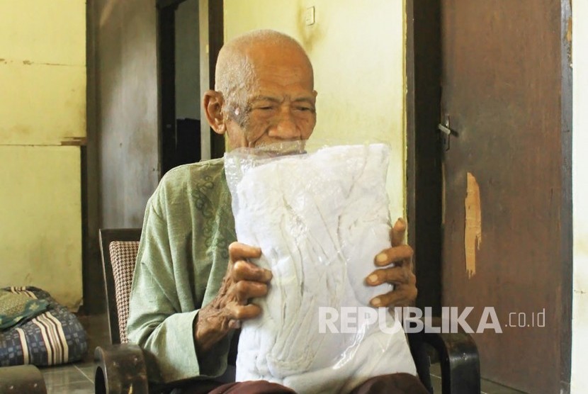 Ambari, aged 96, a Cirebon (West Java) resident tried to save money for 66 years as hajj fund. Meanwhile, the government via Bappenas has the idea to use settled hajj fund for infrastructure financing.