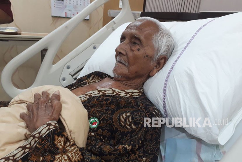 Kakek asal Aceh, Nyak Sandang (91) saat dibesuk Wakil Presiden Aksi Cepat Tanggap (ACT), Iqbal Setyarso di Rumah Sakit Pusat Angkatan Darat (RSPAD) Gatot Subroto, Jakarta Pusat, Senin (26/3).