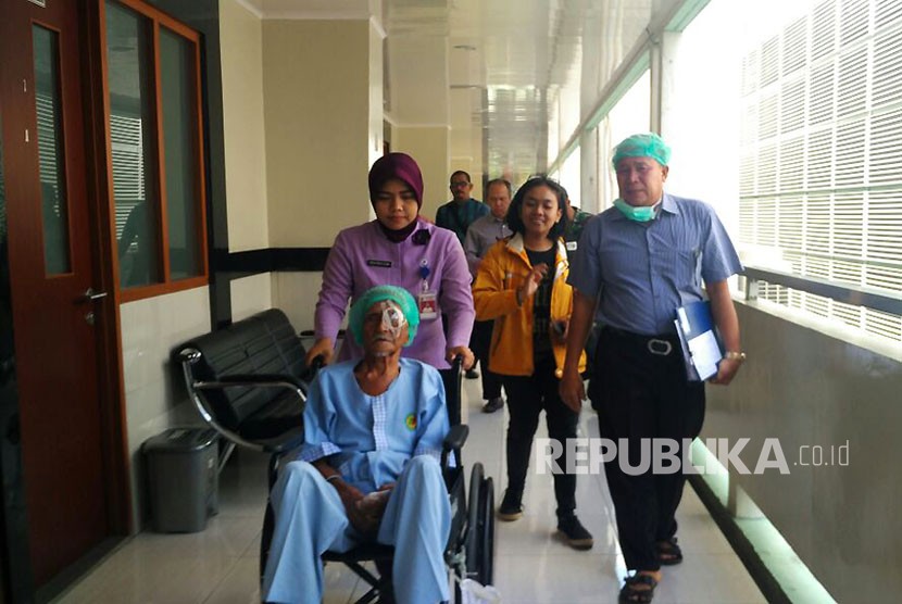 Kakek asal Aceh, Nyak Sandang (91) usai melakukan operasi katarak di Rumah Sakit Pusat Angkatan Darat (RSPAD) Gatot Subroto, Jakarta Pusat, Rabu (28/3). 