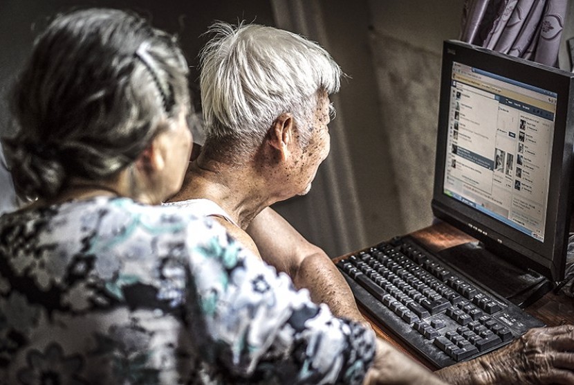 Kakek dan nenek dari fotografer Ha My dalam jepretan kamera.