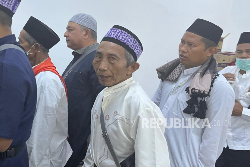 Kakek Kasbandi (tengah), seorang jamaah lansia yang kini berusia 80 tahun, saat ditemui Republika usai shalat Jumat di Mushola Nisa, Makkah, Jumat (23/5/2025).