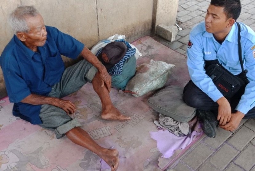 Kakek Ramun yang ditemukan di kolong jalan tol oleh petugas Dinas Sosial DKI.