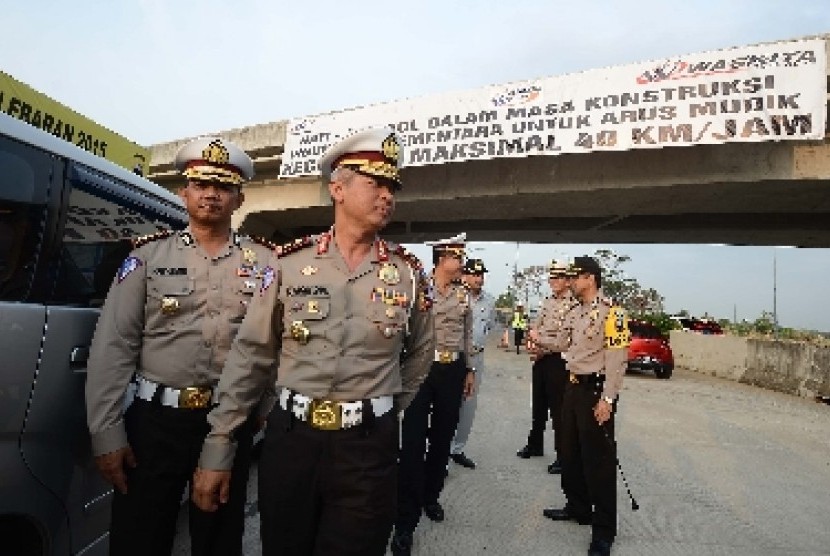 Kakor Lantas Polri Irjen Condro Kirono meninjau ruas jalan tol Pejagan-Pemalang, Jawa Tengah, Sabtu (11/7). 