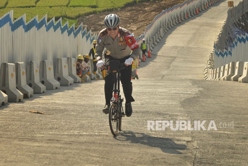 Mantan Kakorlantas Polri Irjen Pol Royke Lumowa mengayuh sepedanya beberapa waktu lalu. Royke kini dalam perjalanan bersepeda dari Jakarta ke Paris, Prancis. 