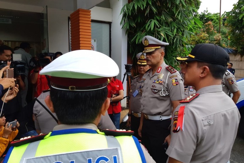 Kakorlantas Mabes Polri Irjen Pol Refdi Andri, saat menjenguk korban selamat laka lantas Bus Bima Suci, di RSU MH Thamrin, Purwakarta, Senin (28/1). 