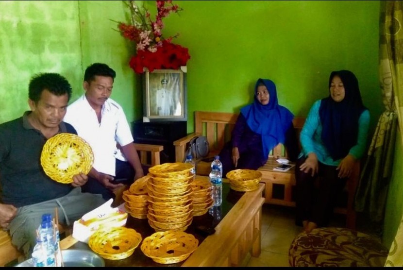 Kalangan emak-emak di Dusun Muara Medak, Kecamatan Bayung Lencir, Kabupaten Musi Banyuasin, aktif memproduksi piring lidi. 