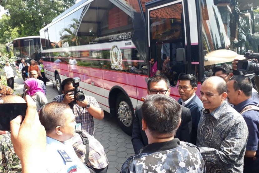 Kalapas Sukamiskin D Handoko (kiri seragam biru) menyambut kedatangan Ketua Pansus KPK Agun Gunandjar di pintu gerbang Lapas Sukamiskin, Kamis (6/7)